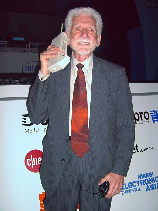 Martin Cooper, inventeur du Dyna TAC, premier téléphone portable, 1973.